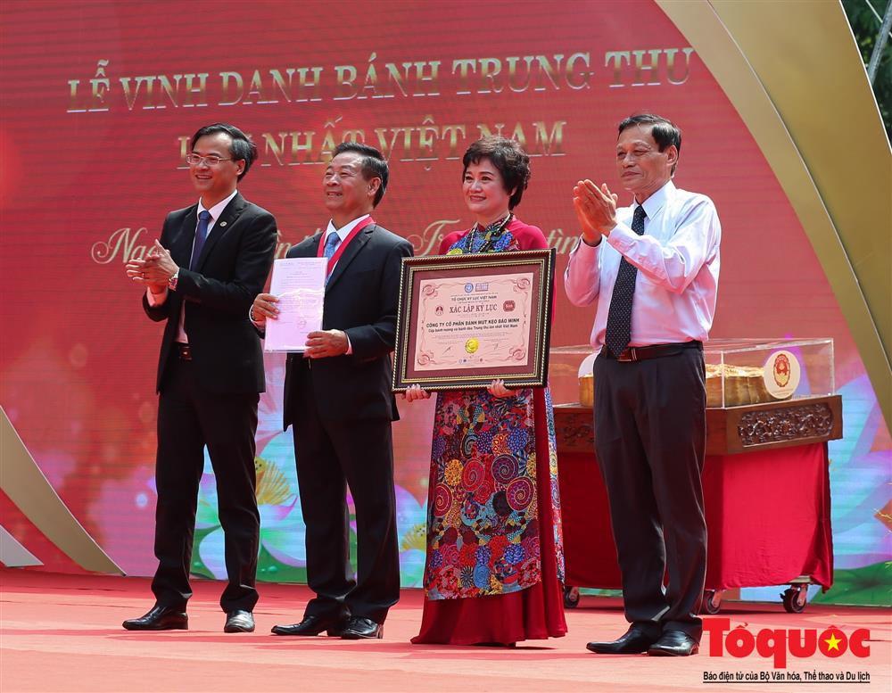 Tết Trung thu vinh danh cặp bánh lớn nhất Việt Nam